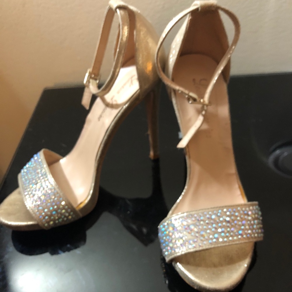 Beautiful Gold Heels - Picture 2 of 6